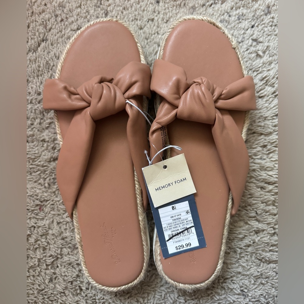 NWT universal thread memory foam tan sandals